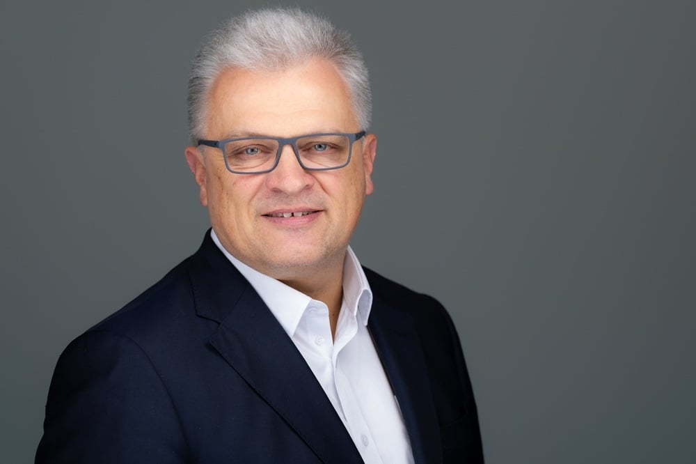 Head and shoulders portrait picture of Horse Powertrain Chief Technology Officer Ingo Scholten